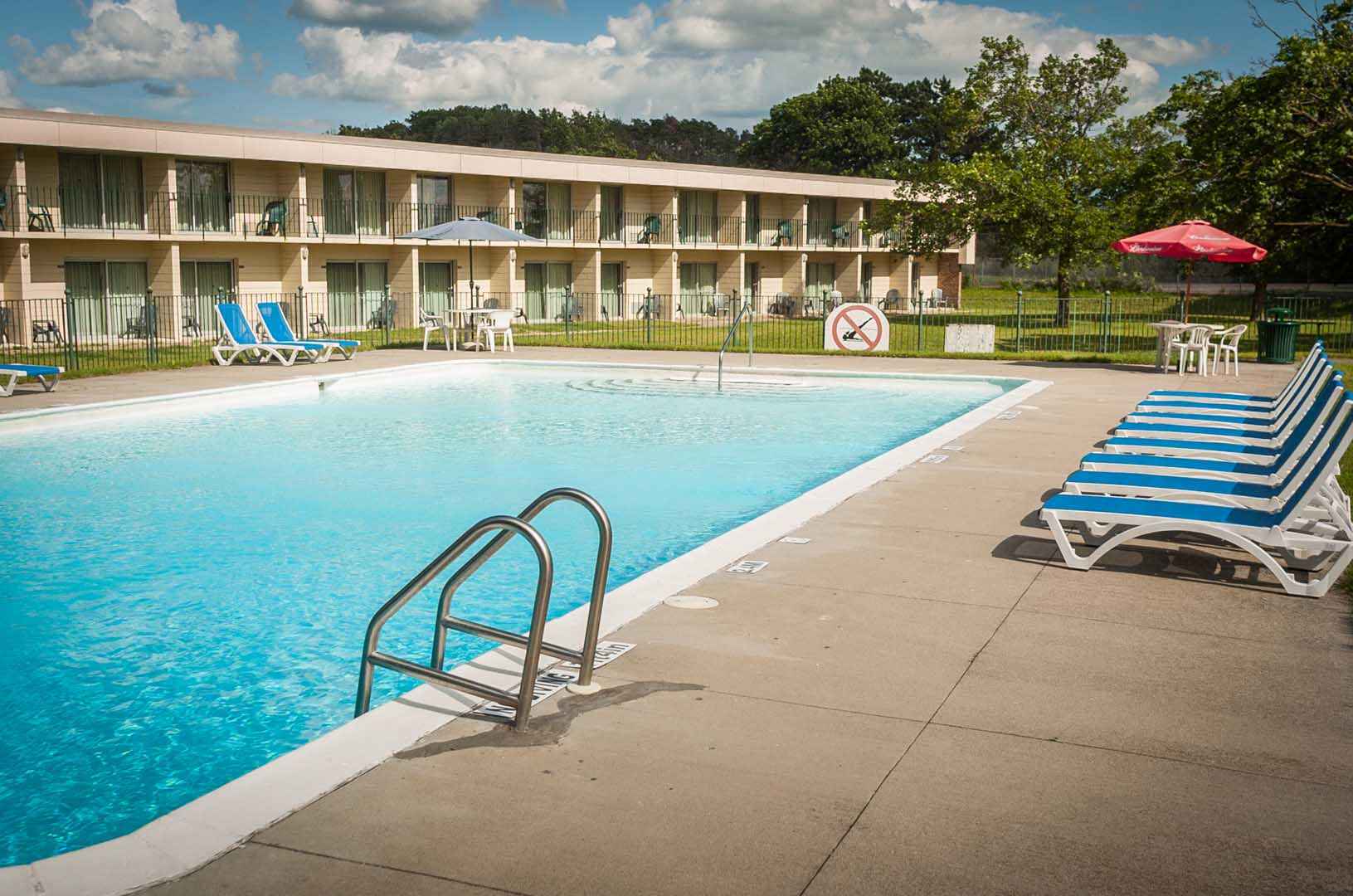 Cambridge Hotel Ontario-Outdoor Pool