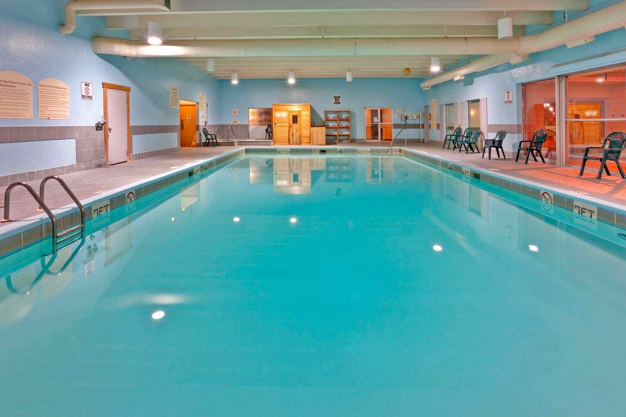 Cambridge Hotel Ontario-Indoor Pool